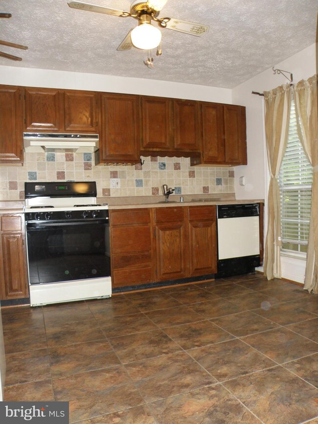 11991 Cardamom Dr unit 11991, Woodbridge, VA 22192 - photo 6