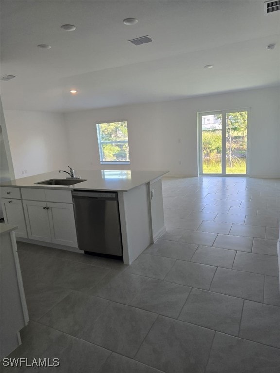 Kitchen with visible vents, stainless steel dishwa