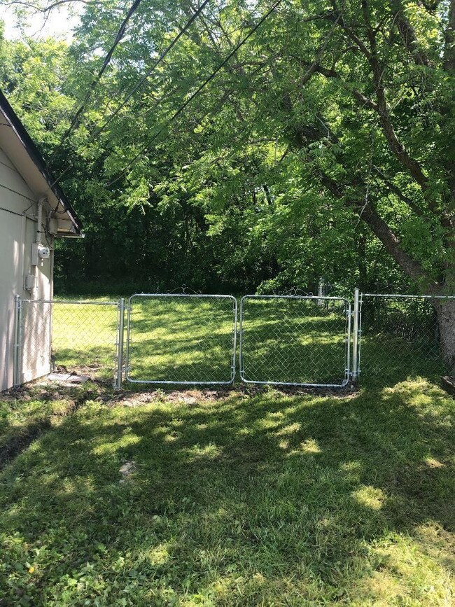 504 Chinner St, Bonham, TX 75418 - photo 2