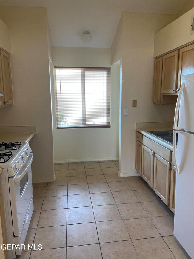 591 Bartlett Dr unit 204, El Paso, TX 79912 - photo 4