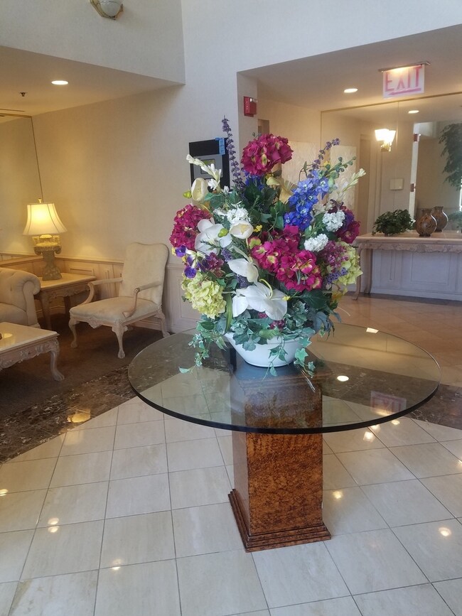 451 Town Place Cir unit 211W, Buffalo Grove, IL 60089 - photo 3