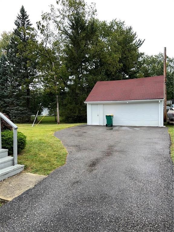 Detached, 2.5 car garage.