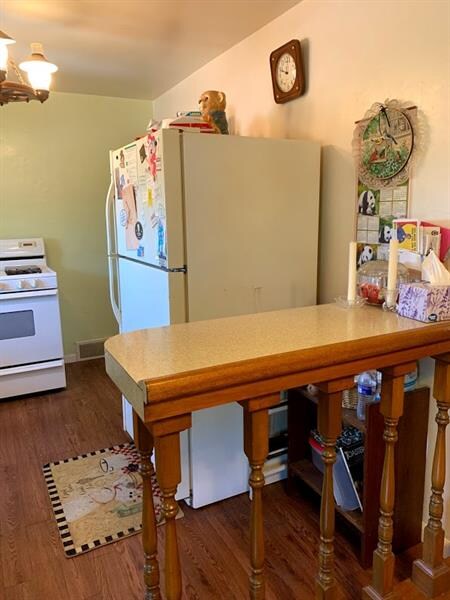 Nice little kitchen bar for serving or extra count