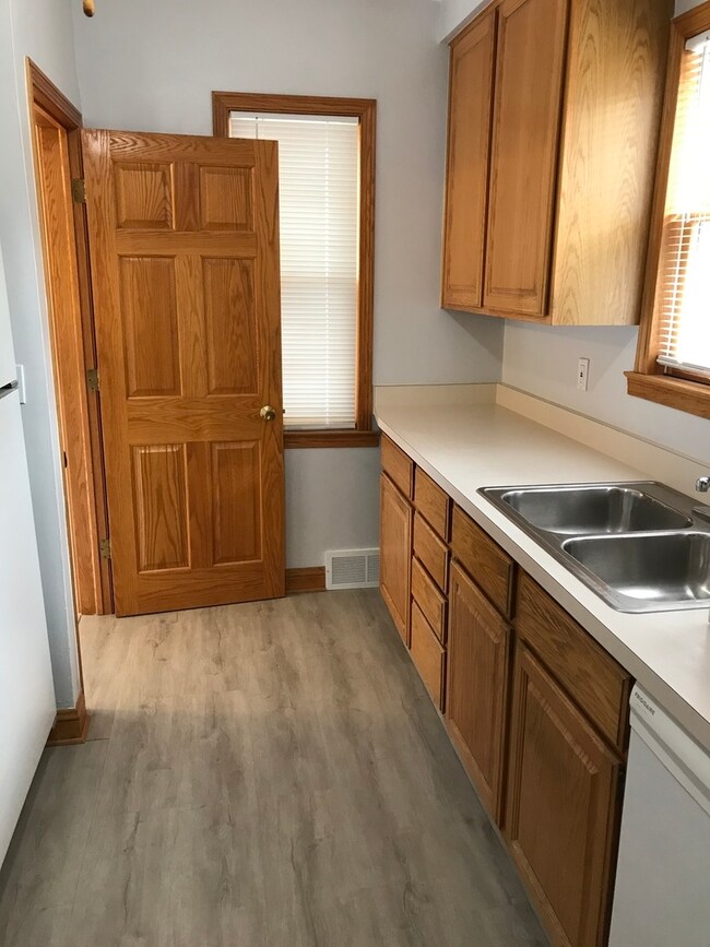 501 Lorraine Ave, Waukegan, IL 60085 - photo 4