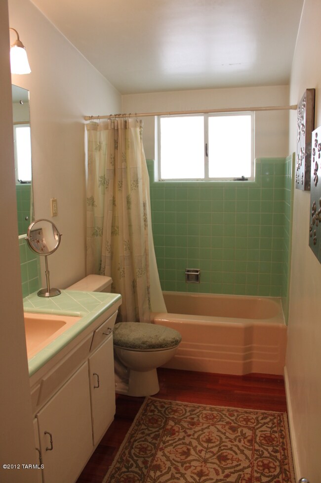 MAIN BATHROOM, 50'S PERIOD TILE