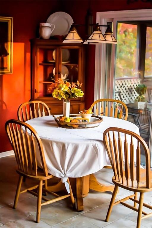 Oversized eat-in Breakfast room connects to Screen