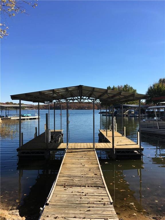covered boat dock w/ lift