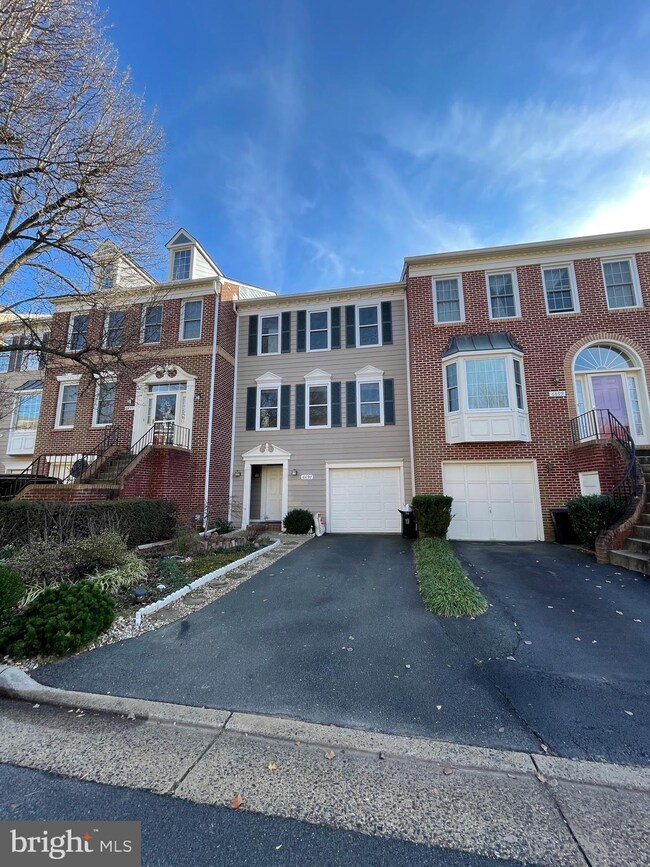 6897 Mclean Province Cir, Falls Church, VA 22043 - photo 2