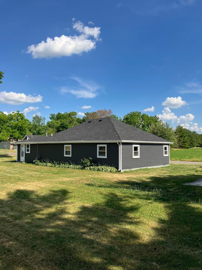 221 S Cleveland St, Auburn, IN 46706 - photo 5