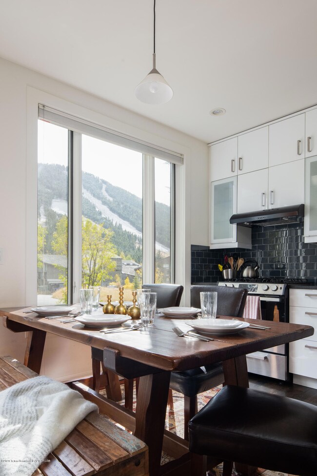 Kitchen & Dining