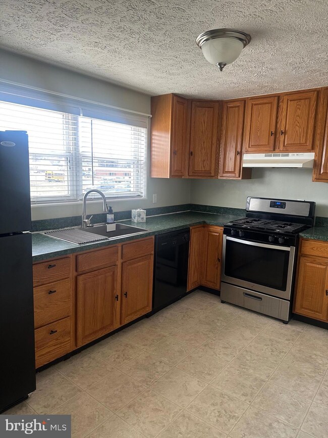 891 E Kings Ct, York, PA 17403 - photo 2