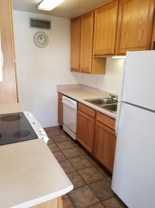 Great Kitchen with lots of cabinets