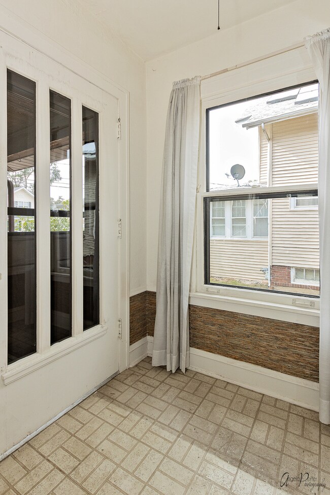 428 W Ridgeland Ave, Waukegan, IL 60085 - photo 4