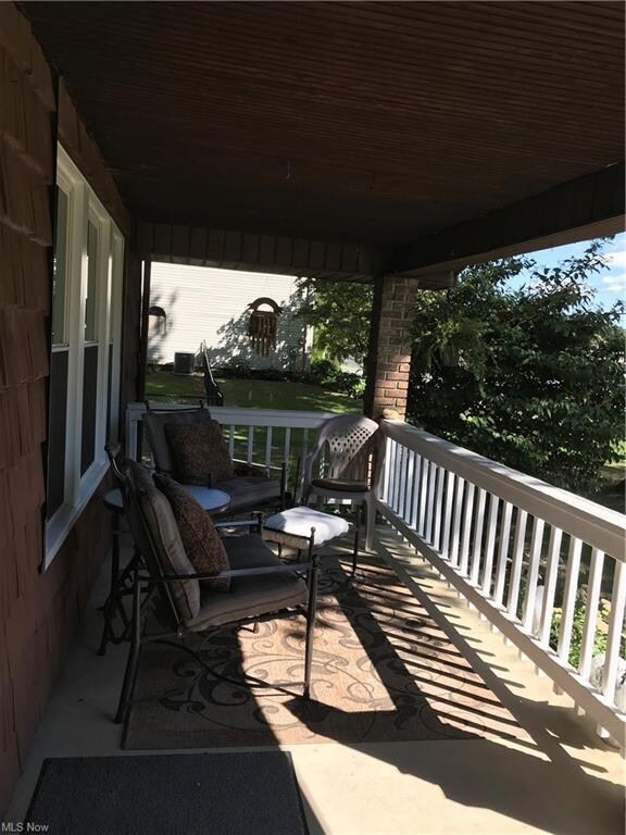 Lovely front porch!
