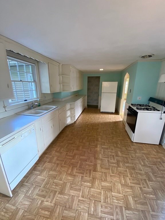 113 Colonial Ave, Waltham, MA 02453 - photo 7