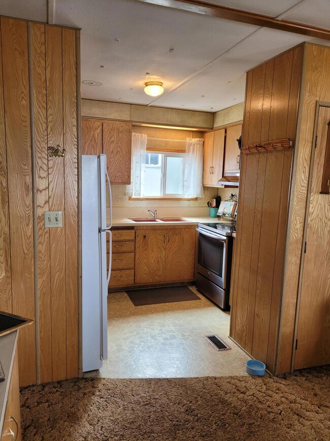 63930 N Highway 97 unit 17, Bend, OR 97701 - photo 6