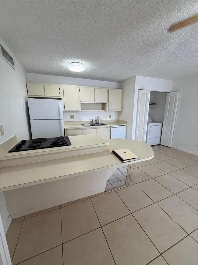 645 Executive Center Dr unit R-104, West Palm Beach, FL 33401 - photo 3