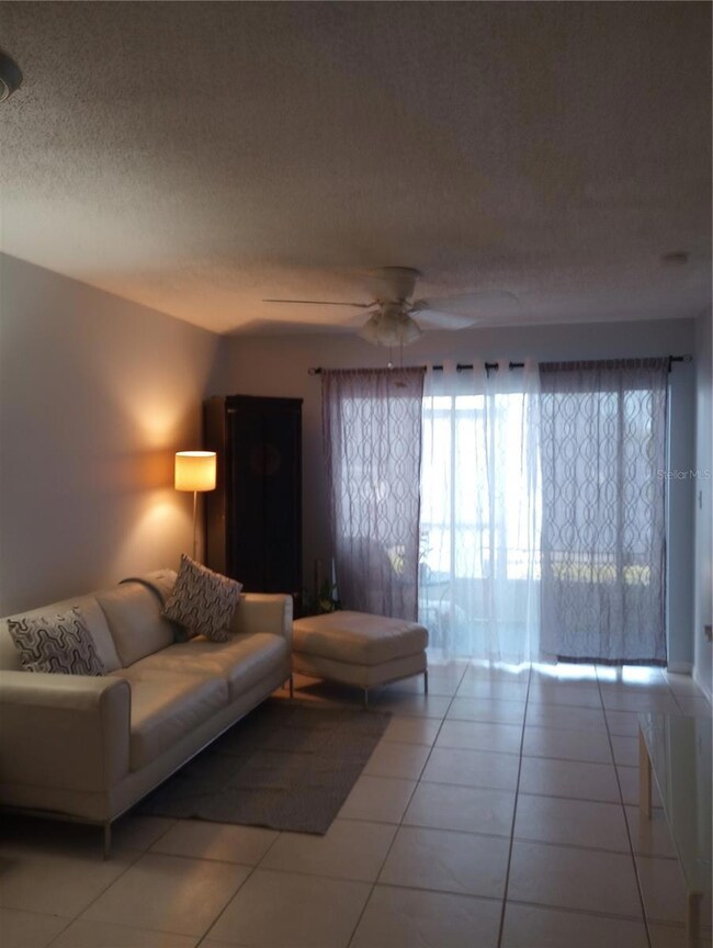 LIVINF ROOM