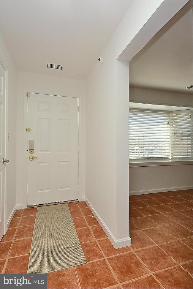 213B Locust St SE unit D, Vienna, VA 22180 - photo 2