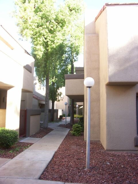 WALKWAY & COURTYARD W OF UNIT - PICT0020