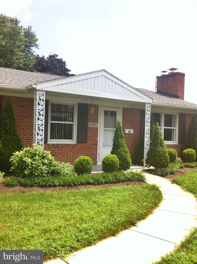 10907 Rosewood Dr, Hagerstown, MD 21740 - photo 2
