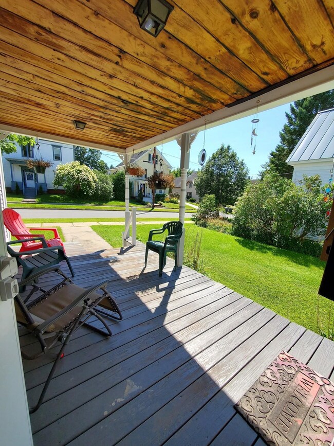 327 Cliff St, Saint Johnsbury, VT 05819 - photo 2