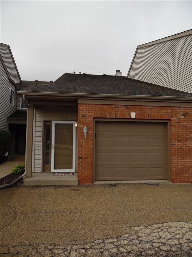 4559 N Thornhill Dr unit 208, Peoria, IL 61615 - photo 3