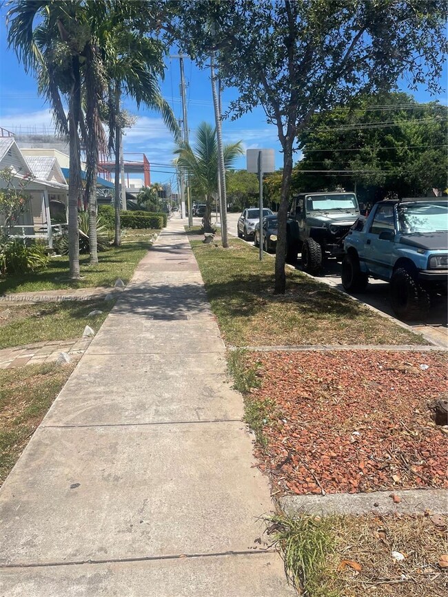 A lovely pedestrian neighborhood in  oconut Grove Coral Gables.