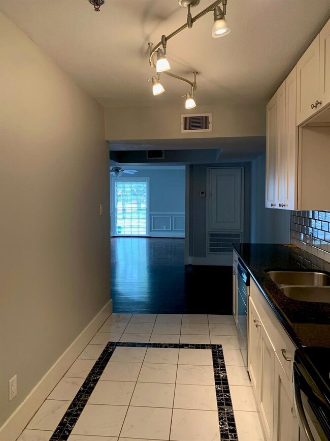 2423 Woodhead St unit 2, Houston, TX 77019 - photo 7