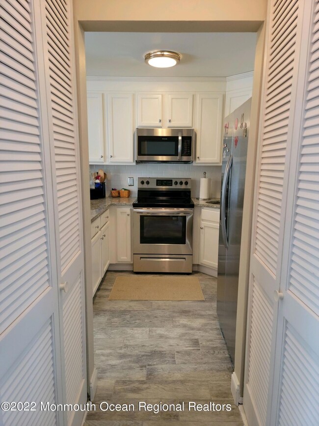 10b Berkshire Ct, Red Bank, NJ 07701 - photo 4