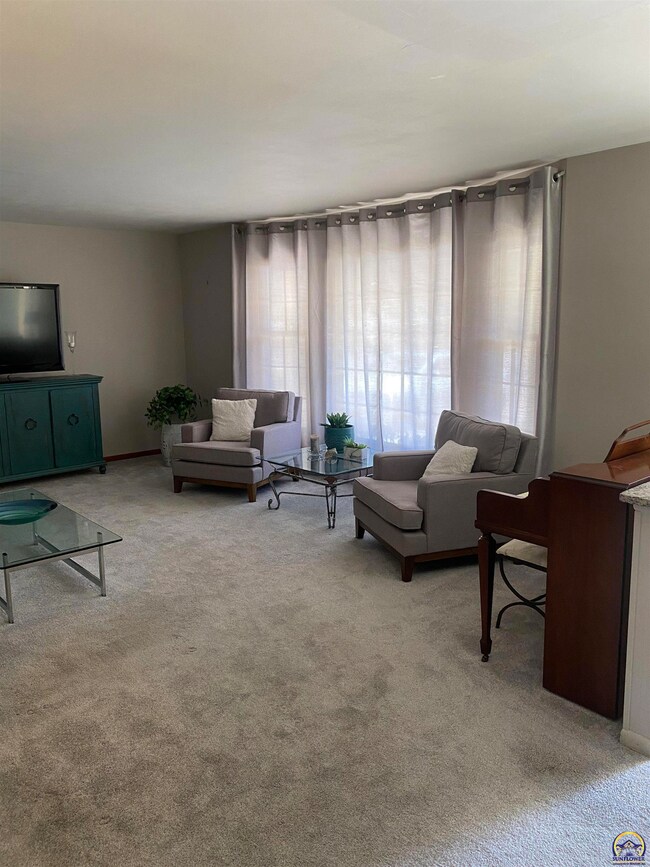 2210 SW 32nd St, Topeka, KS 66611 - photo 4