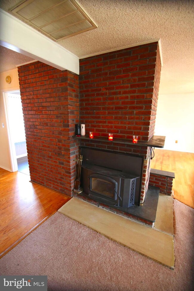 27 Steeplebush Rd, Levittown, PA 19056 - photo 7