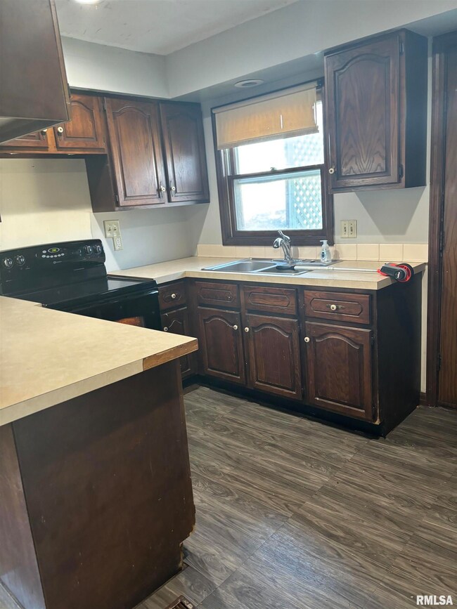 1711 Washington St unit 2, Davenport, IA 52804 - photo 4