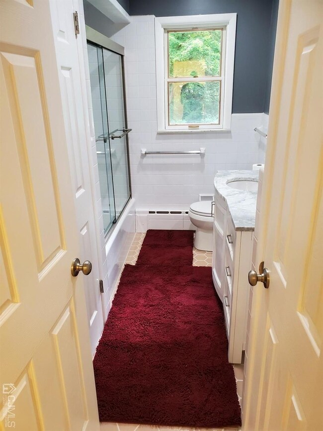 Main Full Bath off the hallway