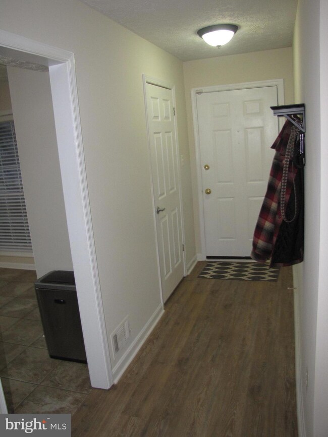 11944 Cardamom Dr, Woodbridge, VA 22192 - photo 3