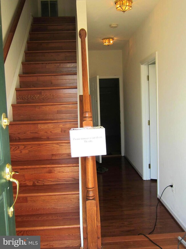 25333 Crossfield Dr, Chantilly, VA 20152 - photo 2