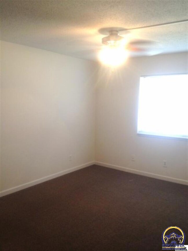 2318 SW Briarwood Plaza unit 202D, Topeka, KS 66611 - photo 2