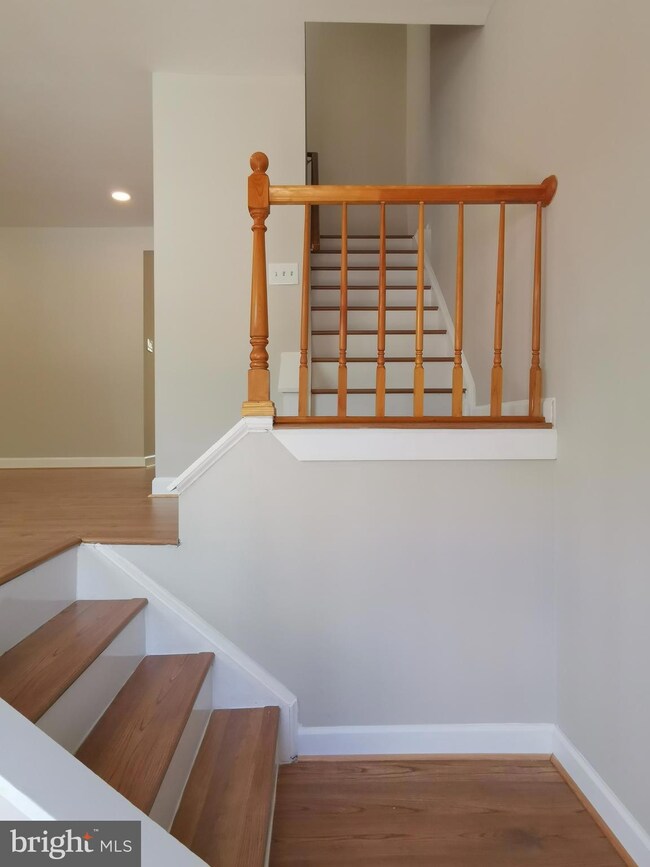 2322 Hunters Square Ct, Reston, VA 20191 - photo 4