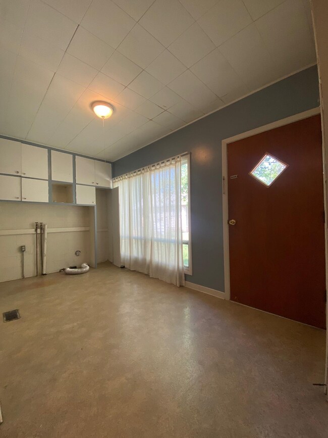 1519 Andrews St, Winfield, KS 67156 - photo 2