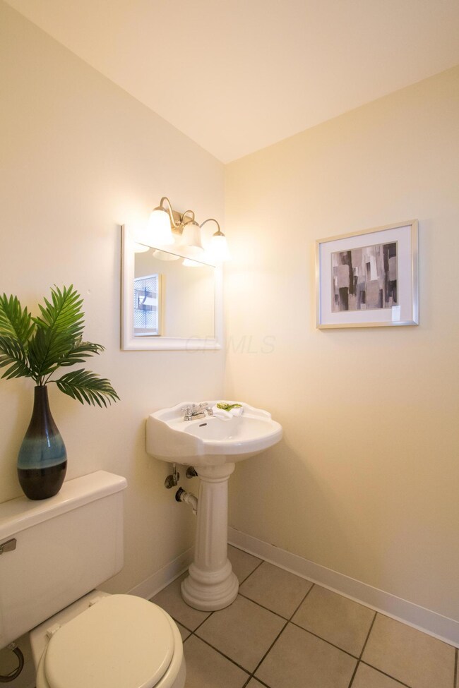 MASTER 1/2 BATH