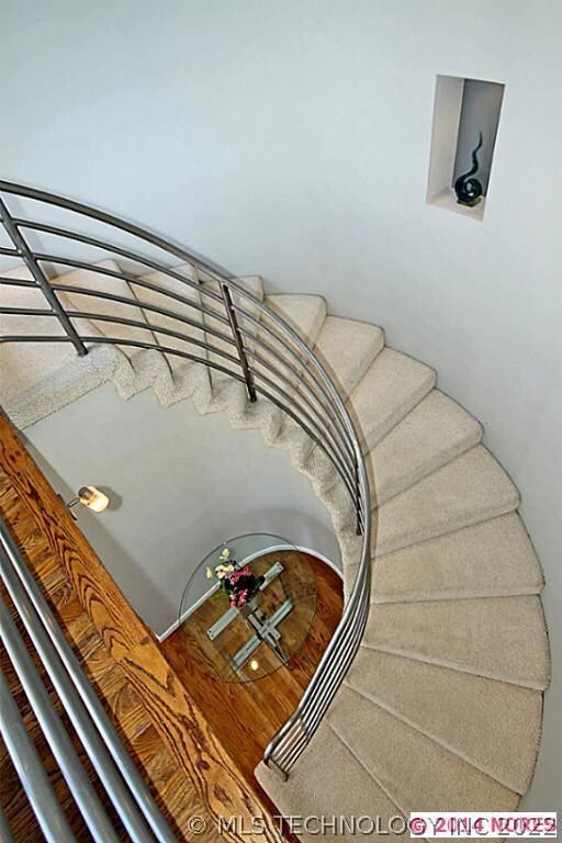 BEAUTIFULLY DESIGNED, GRAND ENTRY STAIRCASE SETS T