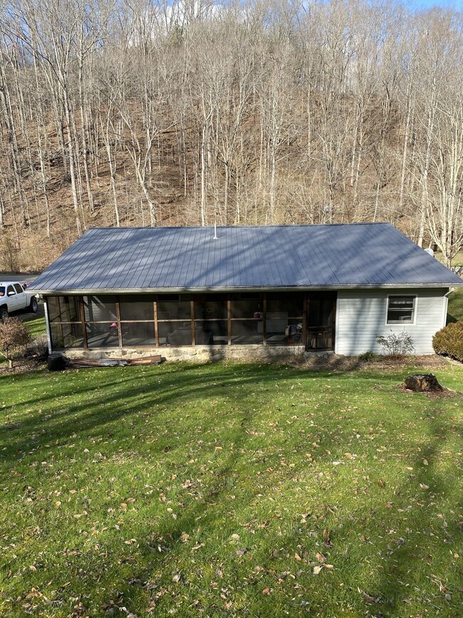 Great screen in porch, privacy back yard