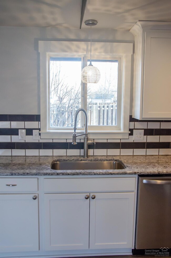 1942 SW 33rd St, Redmond, OR 97756 - photo 5