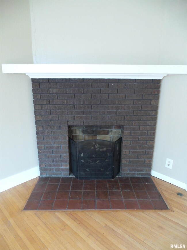 908 Bridge Ave, Davenport, IA 52803 - photo 5