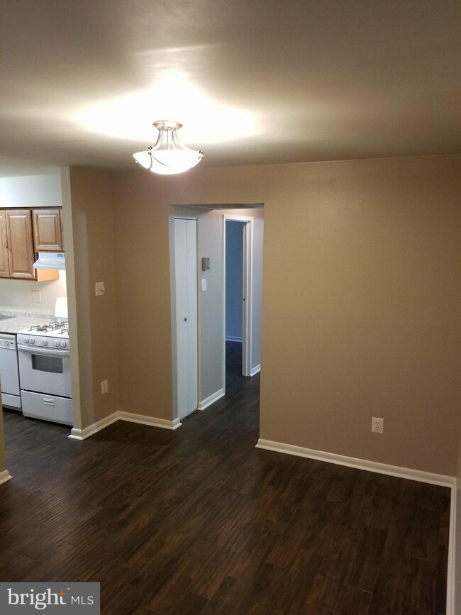 11220 Chestnut Grove Square unit 121, Reston, VA 20190 - photo 6