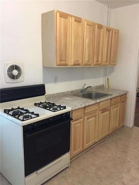 Newly renovated eat-in kitchen