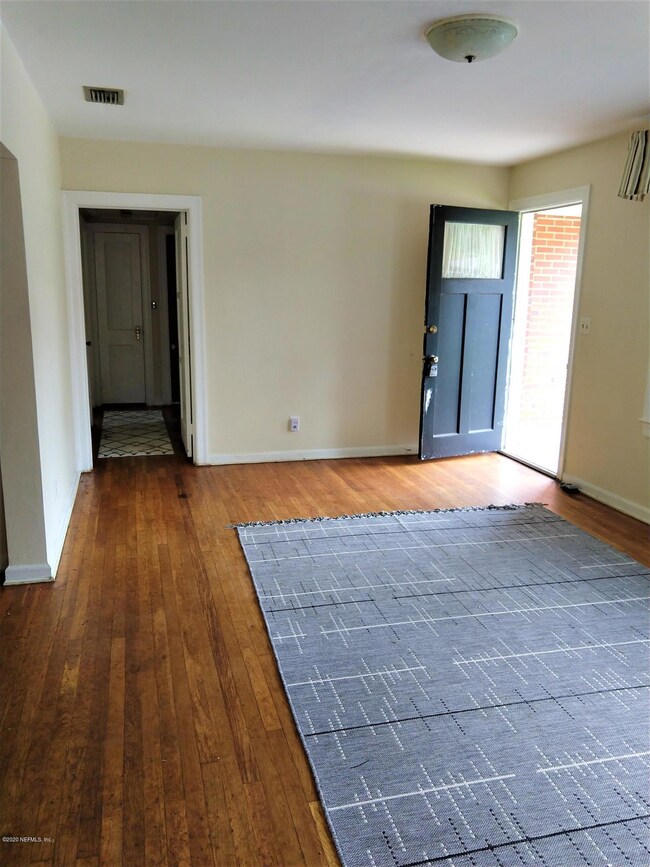 peachtree front room toward back