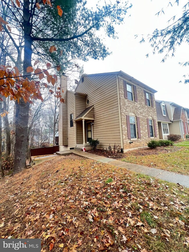 10230 Roberts Common Ln, Burke, VA 22015 - photo 6