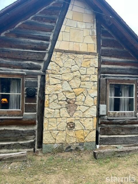 arrowhead rock design on fireplace