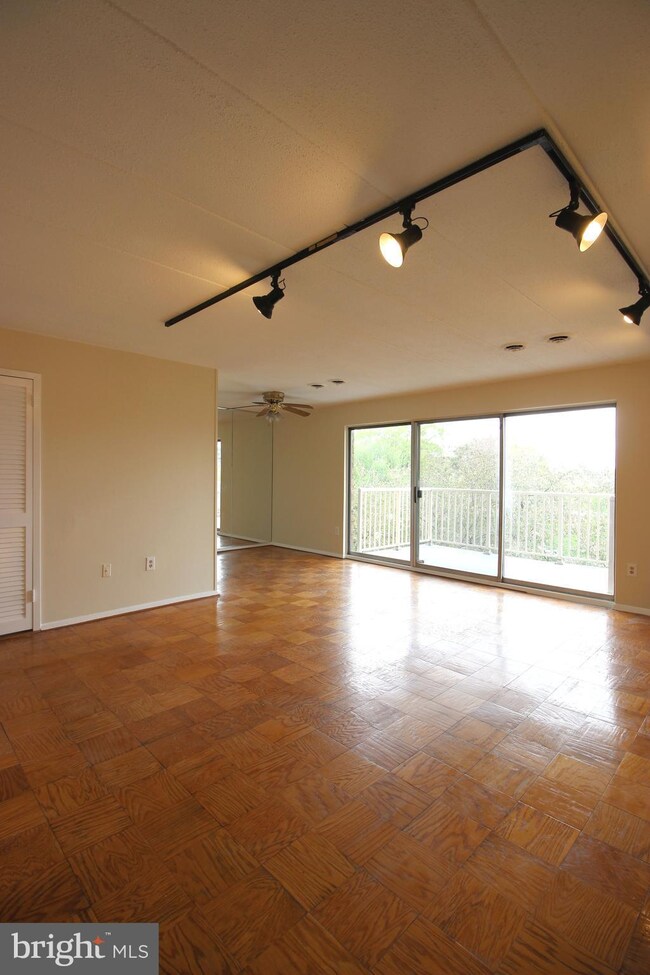 2632 Wagon Dr unit 287, Alexandria, VA 22303 - photo 2